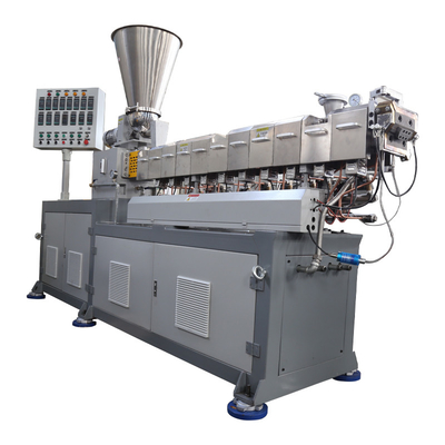 Extruder a doppia vite usata Color grigio 600 giri al minuto Velocità Estruder in plastica di seconda mano